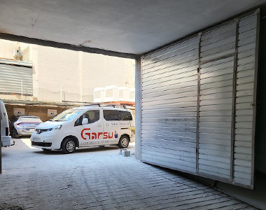 Fabricantes e instaladores de puertas batientes en Mataró | Puertas Garsu