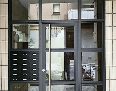 Fabricantes e instaladores de puertas de comunidad con buzones en Mataró | Puertas Garsu