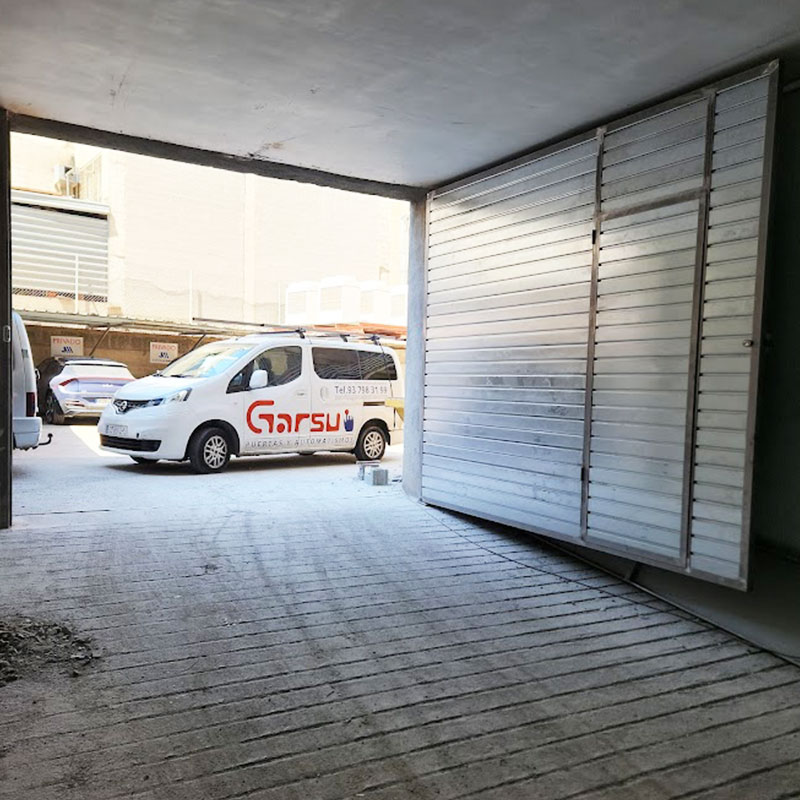 Fabricantes puertas metálicas batientes en Mataró | Puertas Garsu