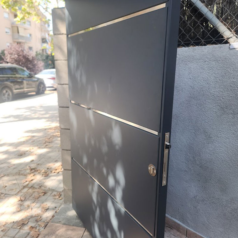 Fabricantes puertas metálicas de entrada en Mataró | Puertas Garsu