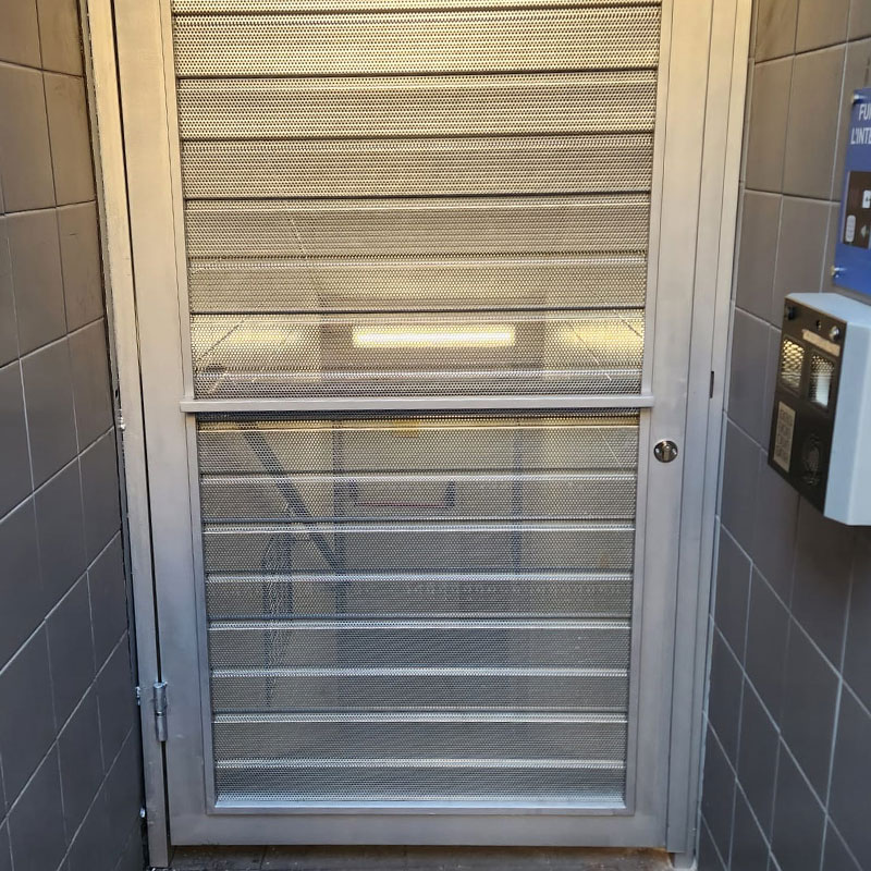 Fabricantes puertas metálicas de entrada en Mataró | Puertas Garsu