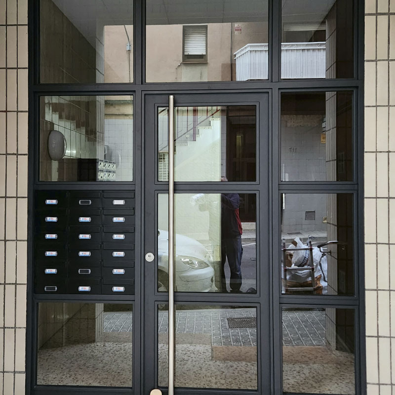 Fabricantes puertas metálicas de entrada en Mataró | Puertas Garsu