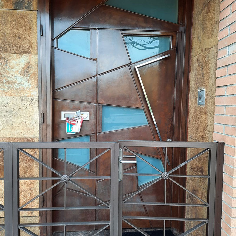 Fabricantes puertas metálicas de entrada en Mataró | Puertas Garsu