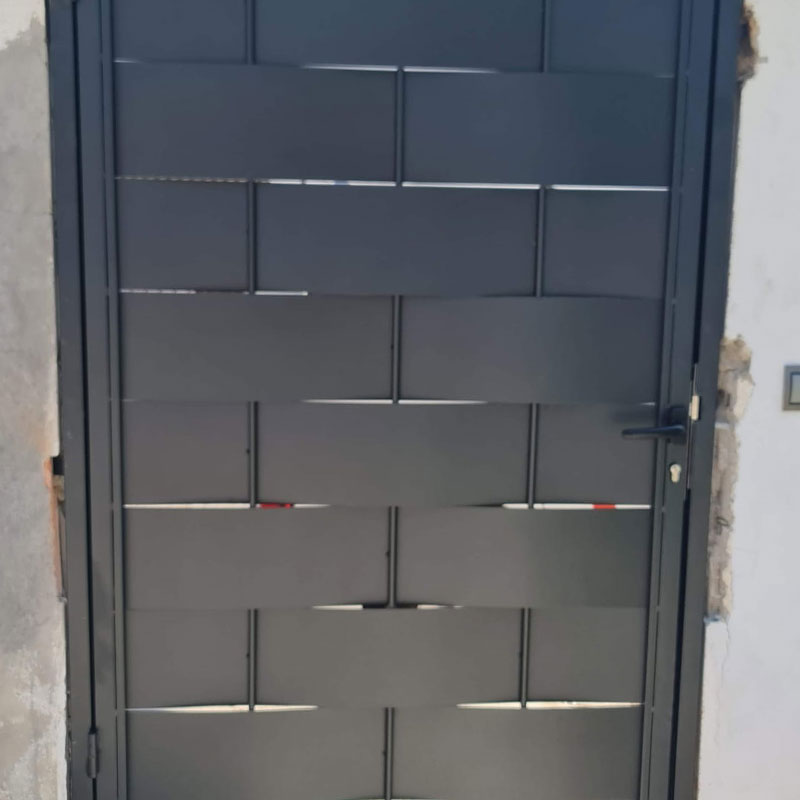 Fabricantes puertas metálicas de entrada en Mataró | Puertas Garsu