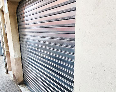 Fabricantes e instaladores de puertas enrrollables con lama ciega plana en Mataró | Puertas Garsu