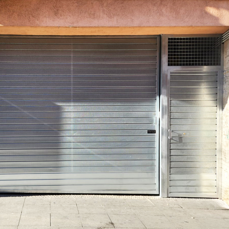 Fabricantes puertas metálicas batientes en Mataró | Puertas Garsu