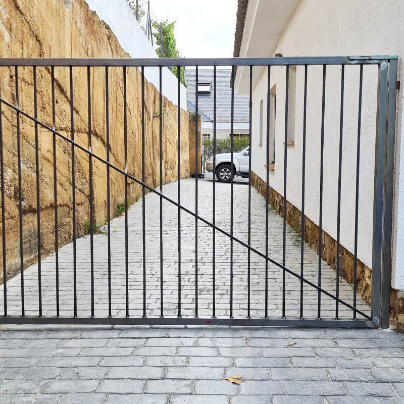 Fabricantes puertas metálicas batientes en Mataró | Puertas Garsu