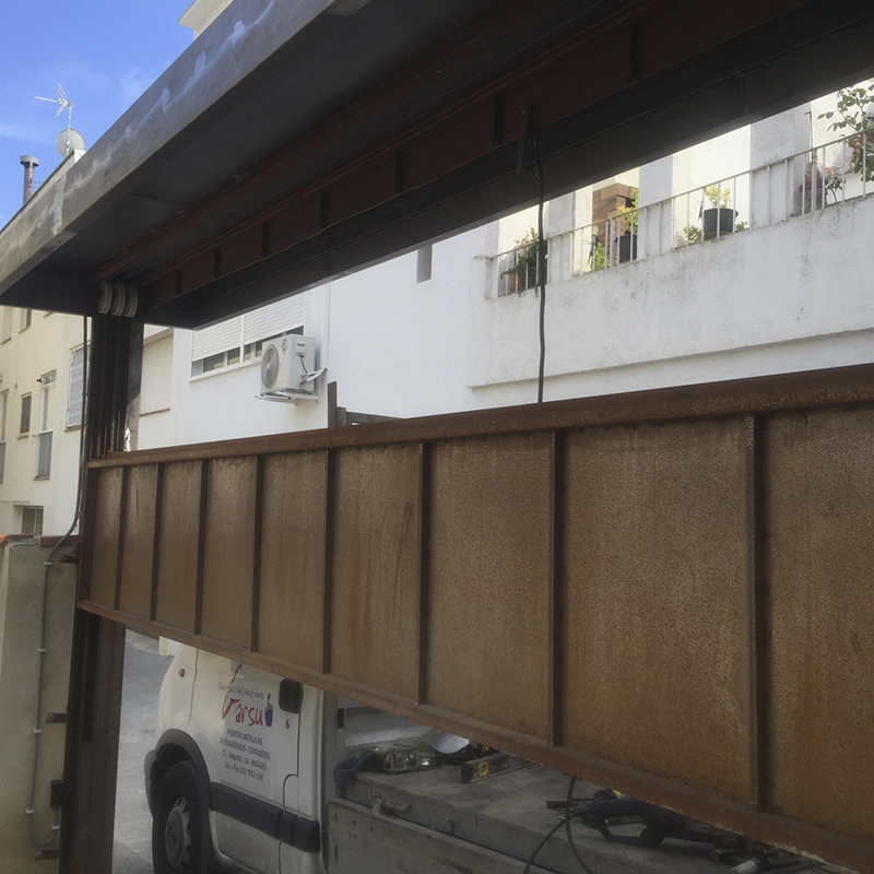 Fabricantes puertas metálicas de guillotina en Mataró | Puertas Garsu