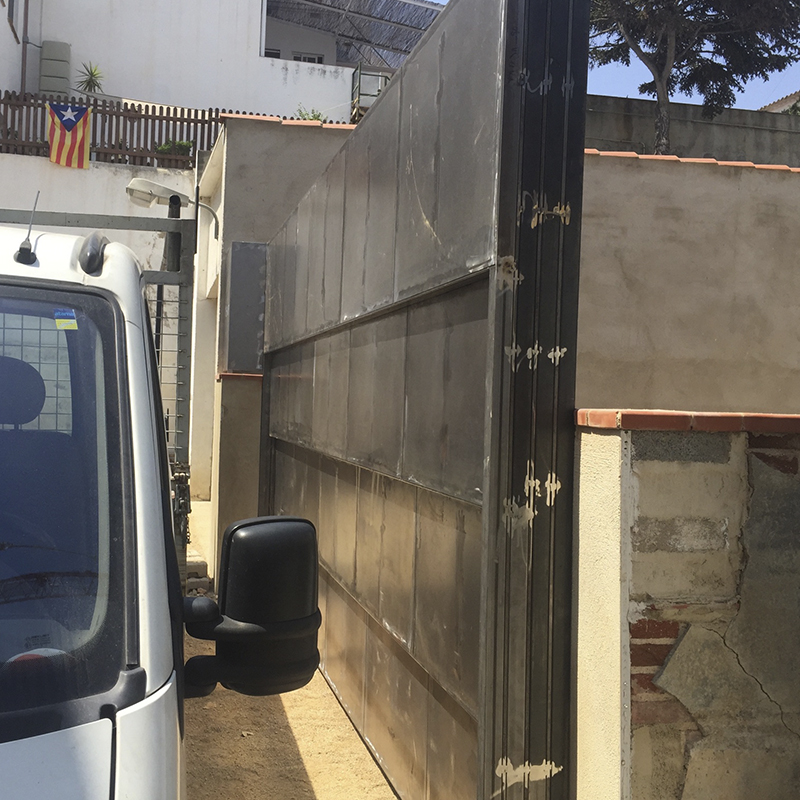 Fabricantes puertas metálicas de guillotina en Mataró | Puertas Garsu